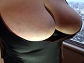 ありえない超乳にピタ服を着せたとんでもない胸の出っ張り全部見せます！　サンプル画像06